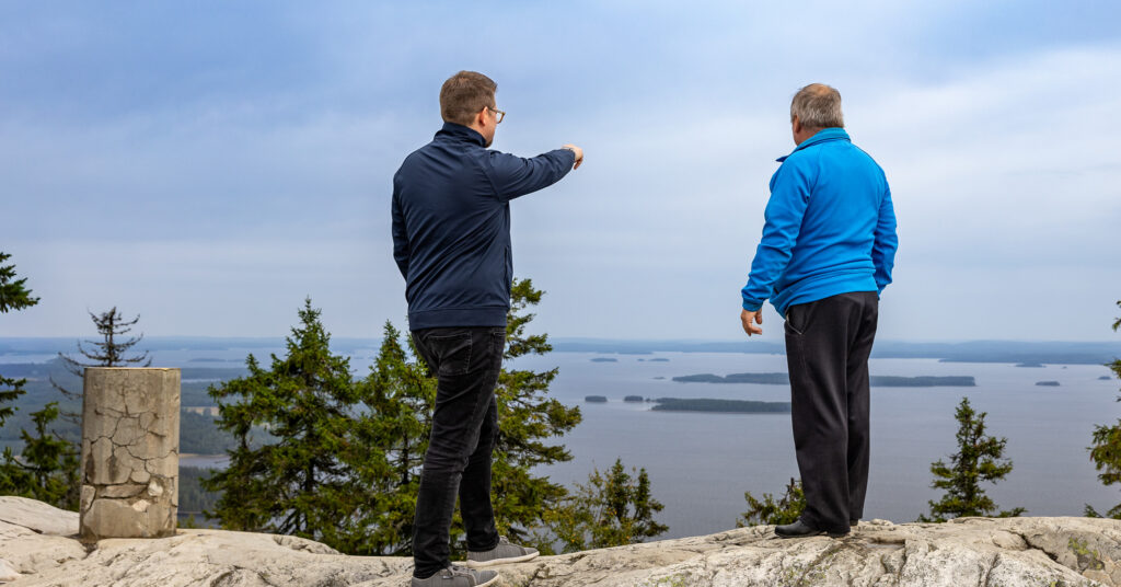 Kuvateksti: Kuvassa Kolin maisemissa Pielisen tietoverkko-osuuskunnan hallituksen puheenjohtaja Jyrki Nevalainen (vaaleansininen takki) ja GlobalConnectin toiminnan laajentamisesta Suomessa vastaava johtaja Miika Utoslahti. Kuvaaja: Arto Hiltunen